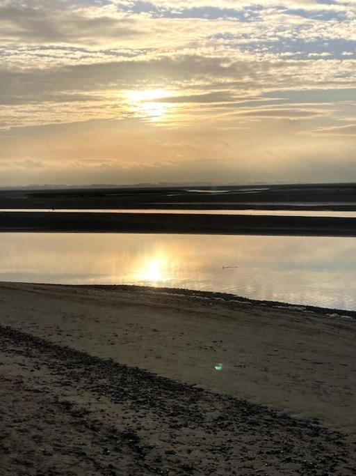 Les Pieds Dans Le Sable